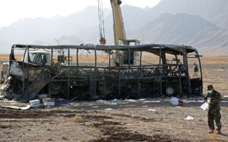 阿富汗巴士與兩車相撞引發大火 79人遇難