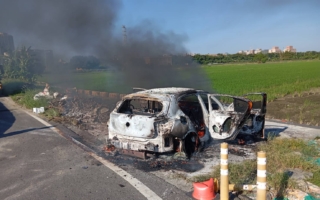 通緝犯家門前遛狗遭開12槍亡 槍手燒車滅跡逃逸無蹤