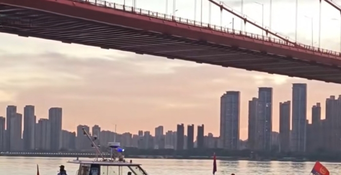 武汉一天两人跳桥 网友:桥上开始有人站岗了