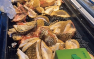 山西超市新开张 近60箱榴梿被抢食