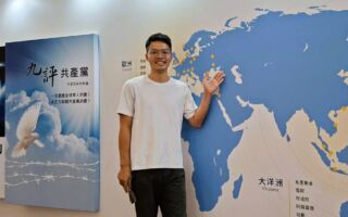 补教老师:观展认识共产之恶与进化论相关联