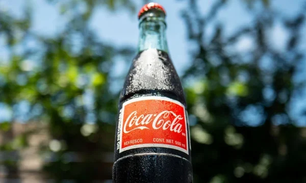 香港太古可乐厂解雇工会理事 逾百人罢工抗议