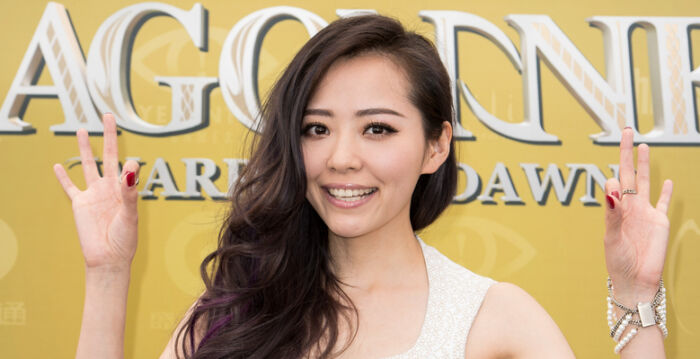 张靓颖自曝健康出状况:伸个懒腰手掌就流血