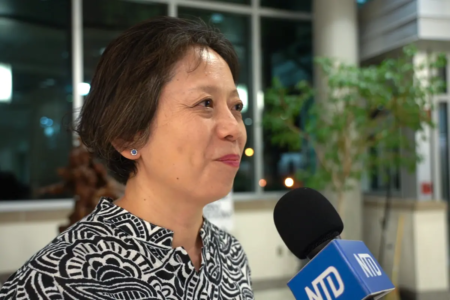 025年8月26日,法轮功学员刘欣蒂(Cindy Liu)赞扬特拉华州纽卡斯尔县议会通过第25-151号决议。(Jennifer Yang/大纪元)