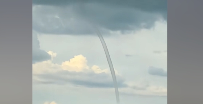 黑龙江湖面出现龙吸水 水柱直冲云霄