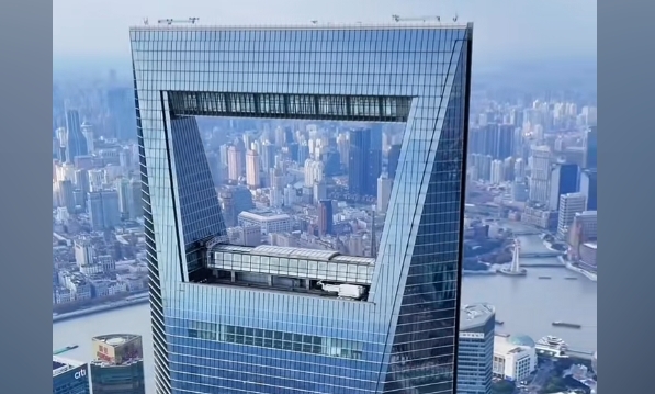 两架无人机在上海环球金融中心楼顶对撞