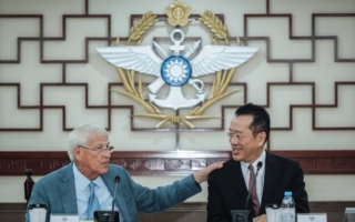 台灣防長與美參院軍委會主席會晤 盼深化合作