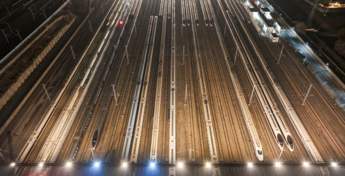 中国国铁上半年净利降逾10% 总负债逾6万亿