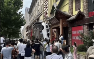 湖北一汽車失控撞牆 致1死2傷
