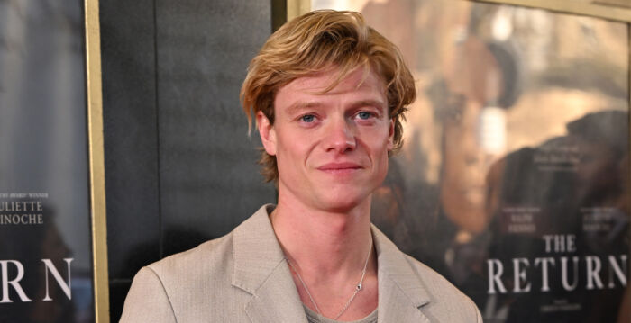 DC电影《泥面人》在英国开拍 首批幕后影像曝光