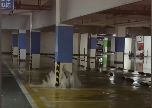 成都小区地下车库承重柱涌水 引发业主恐慌