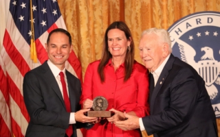 阿肯色州長倡教育改革 獲「美國夢捍衛者獎」