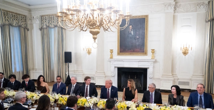 川普白宫宴请科企巨头 推制造业回流