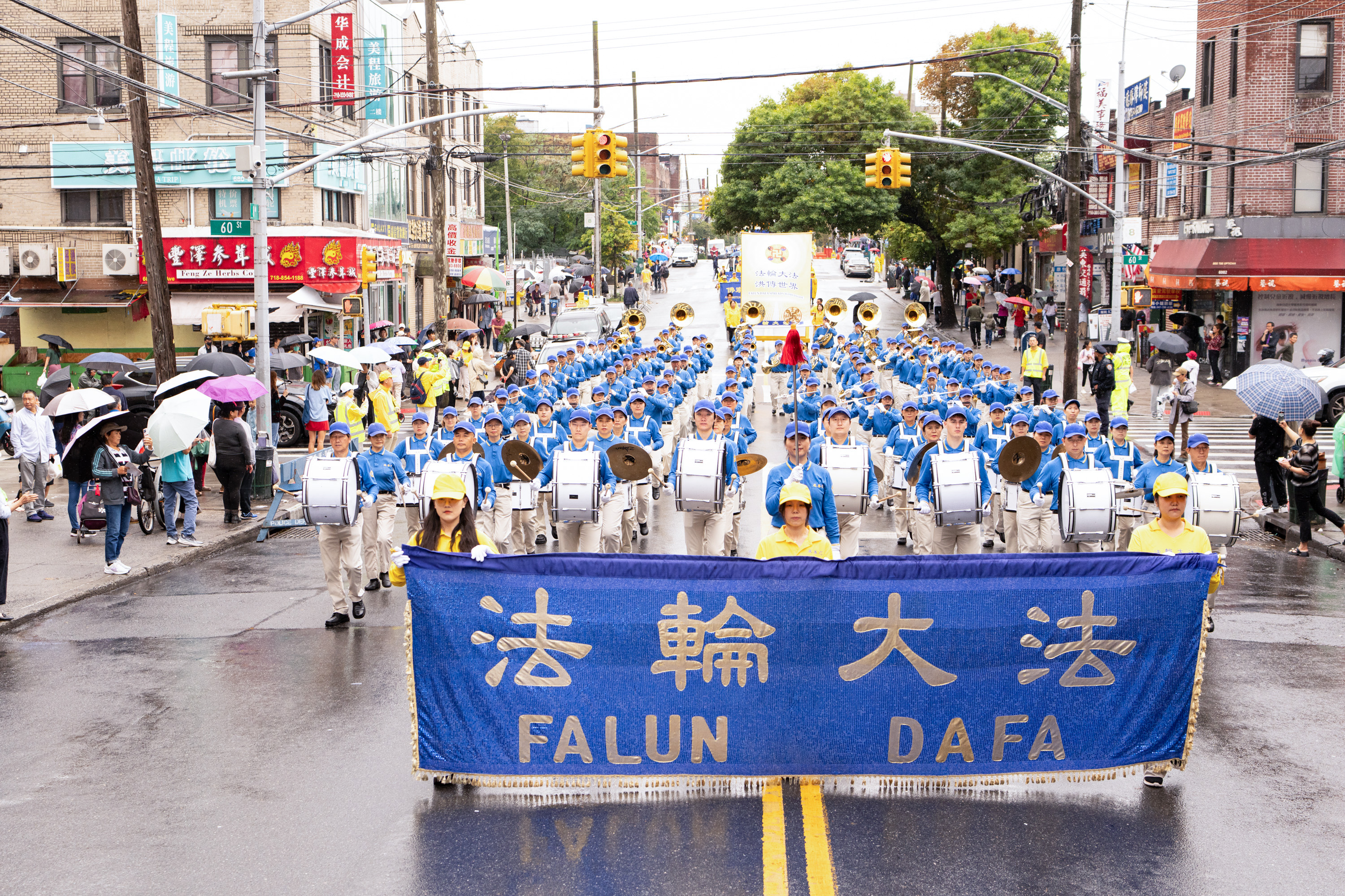 法轮功纽约布鲁克林盛大游行中西民众盛赞| 法轮大法| 法轮功保护法案