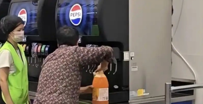 武汉山姆会员店 大妈自带大桶灌免费饮料引热议