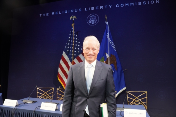 2025年9月8日，凱力·沙克爾福德（Kelly Shackelford）參加「宗教自由委員會」舉行的聽證會。（李辰/大紀元）