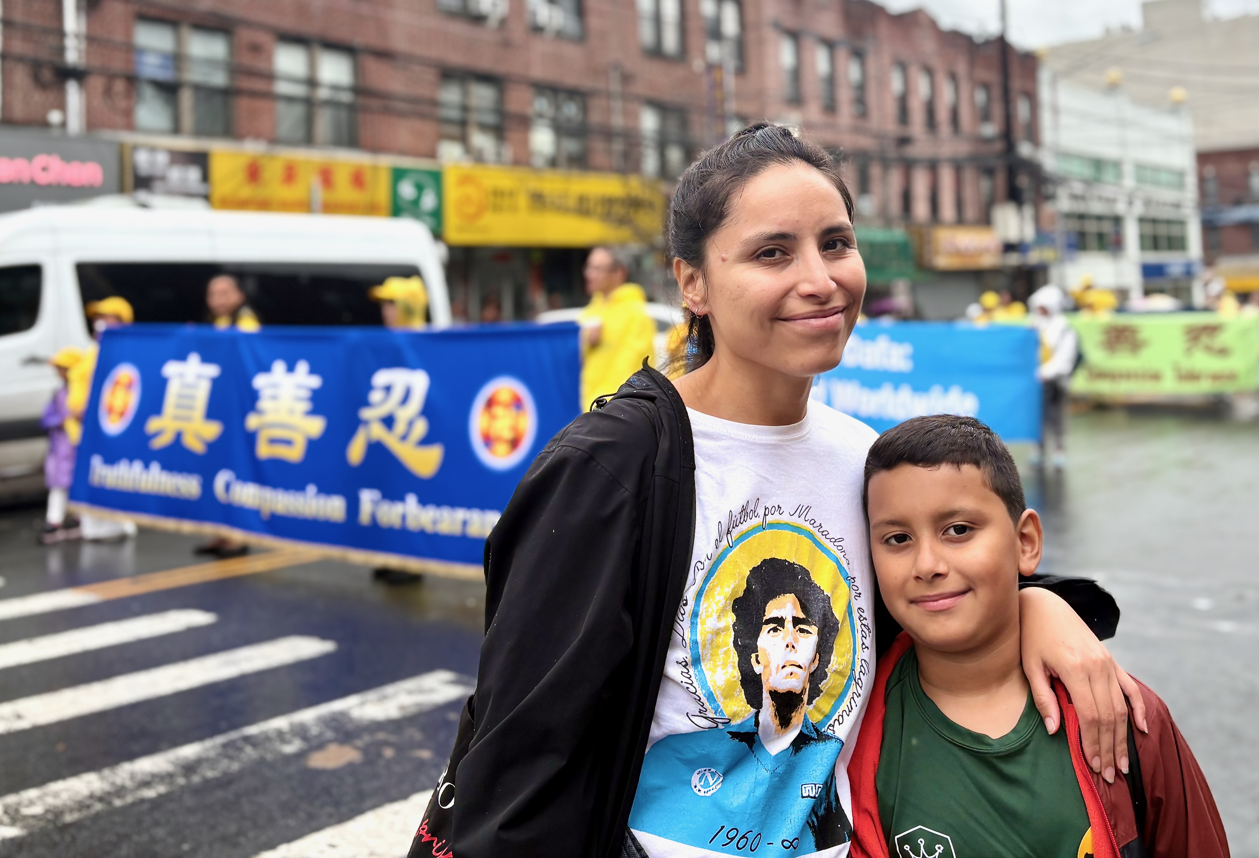 美術教師羅米娜‧費南德斯(Romina Fernandez)和兒子。(蘇子清/明慧網)