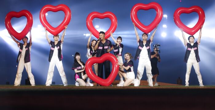 李玖哲登台北大巨蛋为职棒演出 郭泓志惊喜探班