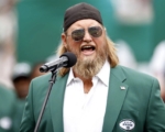 新澤西麥迪遜鎮未降旗悼柯克 前NFL球星抗議