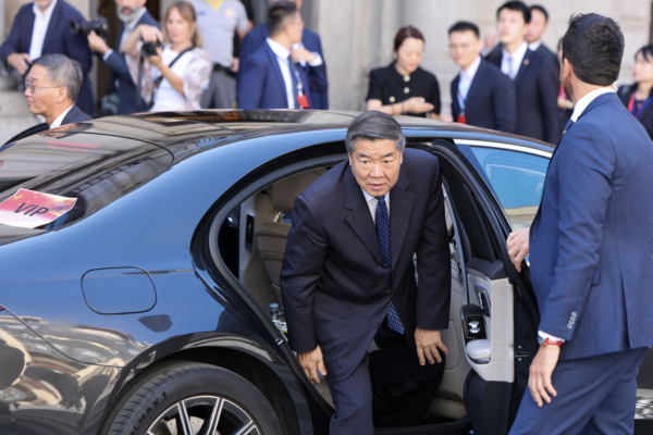 美财长指中共内斗影响美中谈判 专家解读