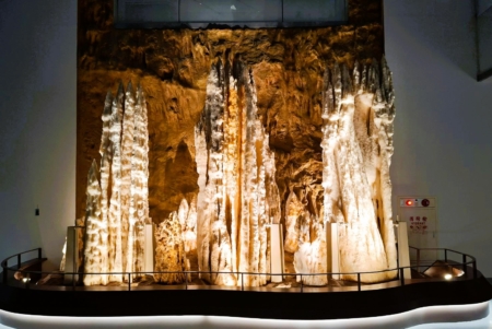 巨大钟乳石群、紫水晶洞科博馆矿物常设展壮丽登场| 大纪元