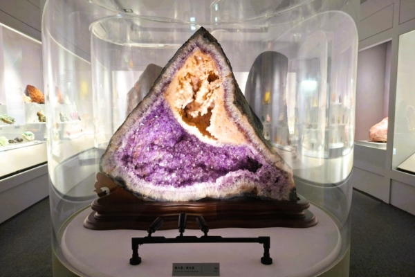 巨大钟乳石群、紫水晶洞科博馆矿物常设展壮丽登场| 大纪元