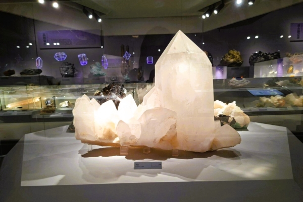 巨大钟乳石群、紫水晶洞科博馆矿物常设展壮丽登场| 大纪元