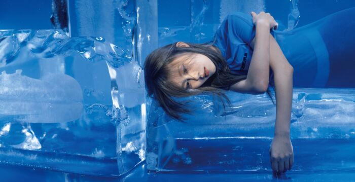 白安躺冰块拍照冷到发抖 靠吹风机吹穴位祛寒