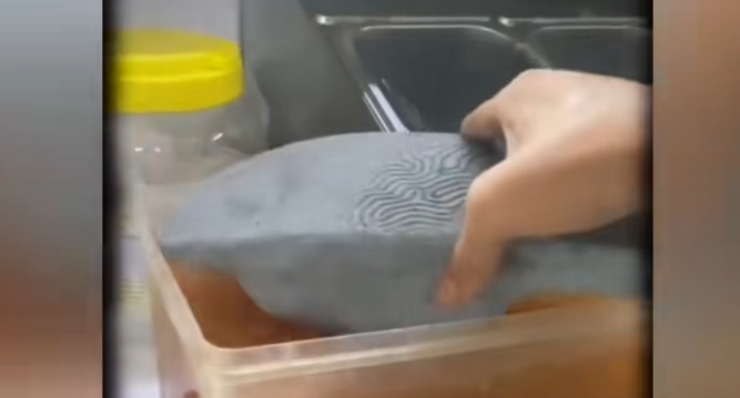 深圳奶茶店员工将拖鞋放入配料盒 引众怒