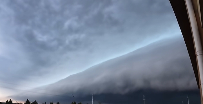 河南永城现“黑云压城”奇景 市民：很震撼