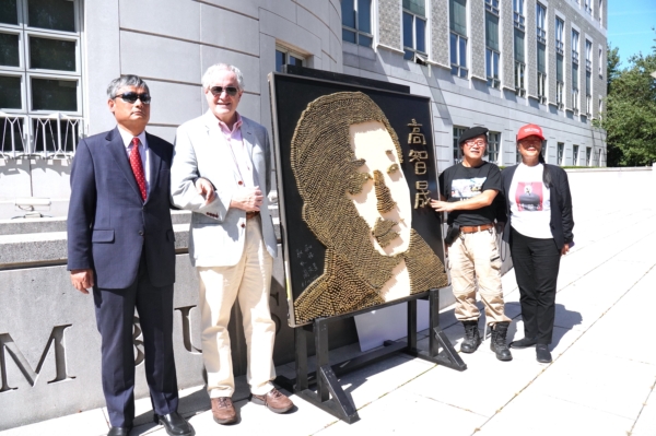 2025年9月19日，美国天主教大学研究员、原中国知名盲人律师陈光诚（左一），美国天主教大学教授威廉·L·桑德斯（William L. Saunders）（左二）,中国民主人权联盟金秀红主席（右一），来自美国加州的知名华人雕塑家陈维明（右二），在美国天主教大学哥伦比亚法学院前，呼吁美国政府营救中国知名律师高智晟。（李辰/大纪元）