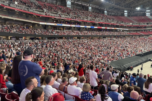 美國轉折點節目主持人:我們都應跟查理一樣