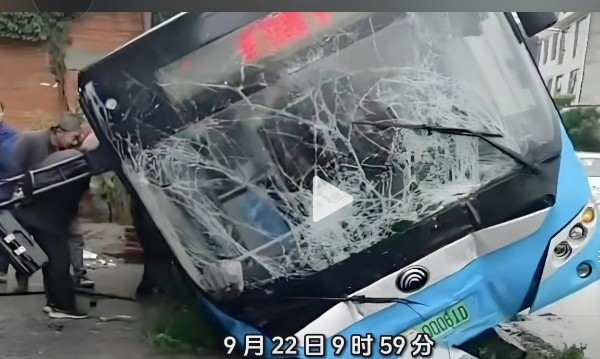 陕西安康公交车侧翻 造成13人受伤