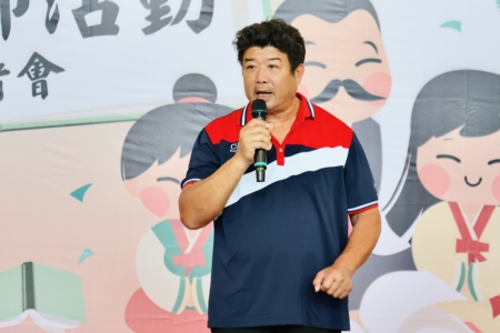 秀水里長趙守雄表示,感謝鎮公所很重視教育,校長與老師都很努力,現在小孩子抗壓性低,口才也不太好,希望老師多費心,祝教師節快樂
