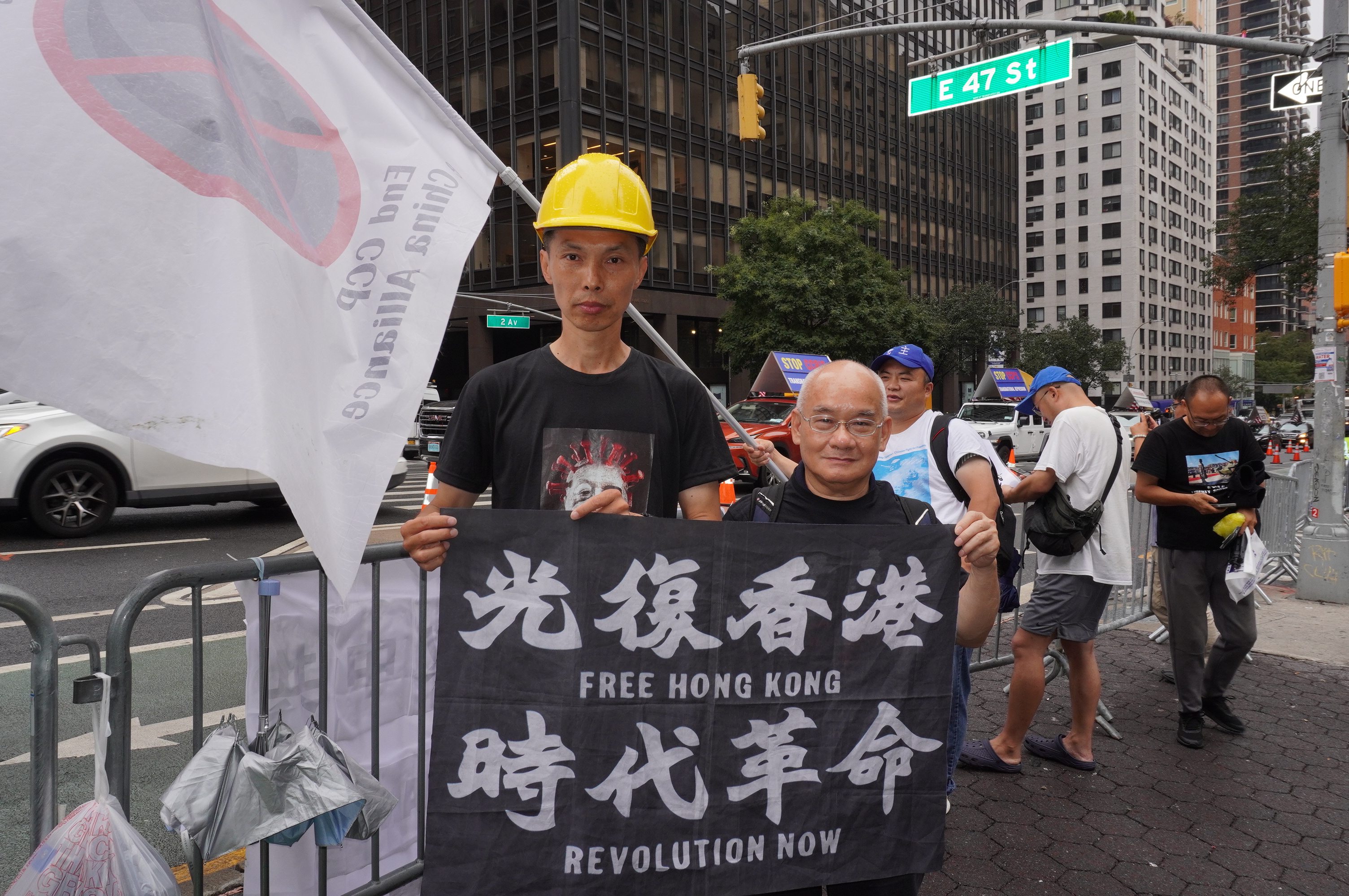 9月25日聯合國高階會議進入第三天,聯合國總部前的抗議呼聲不減。圖為<span class="s1">來自舊金山的</span>關永傑(左)和其他民主人士一同在現場參加抗議活動。(于麗麗/大紀元)