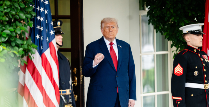 周晓辉：川普强硬回击 中共玩火为哪般？