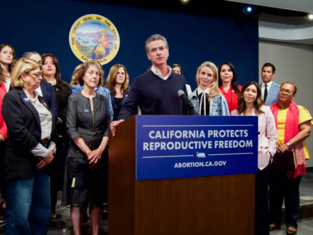 2025年9月29日，美國加州州長紐森（Gavin Newsom）簽署了一項與墮胎相關的法律，授權醫生通過虛擬診療開立墮胎藥處方並郵寄藥物至外州。（Travis Gillmore/大紀元）