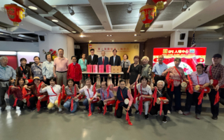 僑領華策會人瑞中心中秋送暖