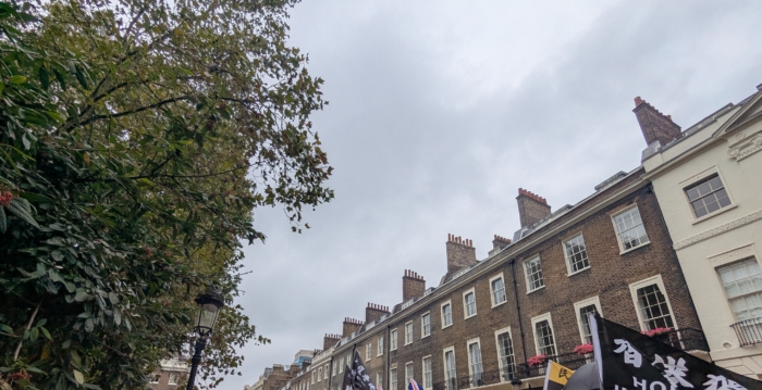 上千伦敦港人游行反对中共超级大使馆