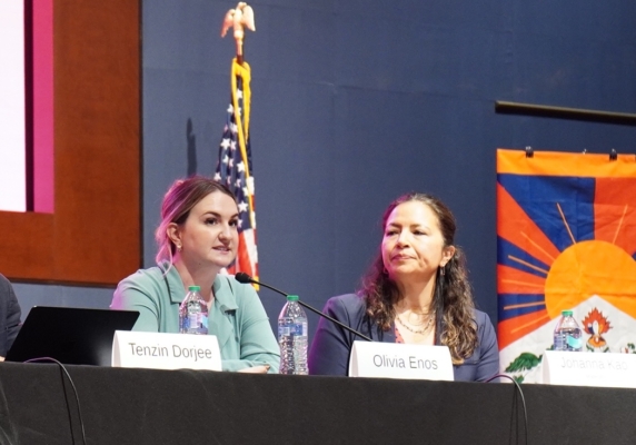 2025年9月30日,華府智庫哈德遜研究所的高級研究員奧利維亞·伊諾斯(Olivia Enos)(左一)在發言中。(李辰/大紀元)