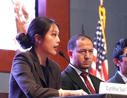 2025年9月30日,法輪大法信息中心的高級研究員辛西婭·孫(Cynthia Sun)在國會上研討會發言中。(李辰/大紀元)