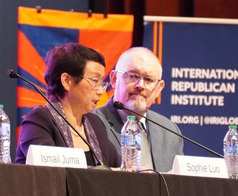 2025年9月30日,羅勝春(左一)在發言中。(李辰/大紀元)