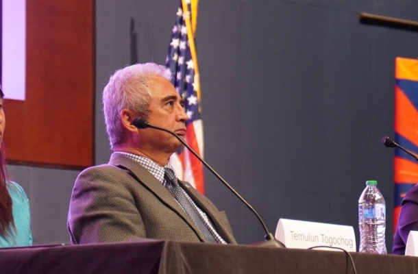 2025年9月30日,維吾爾族的異議人士伊利夏提(Ilshat Hassan Kokbore)代表回族穆斯林活動人士馬聚在現場研討會上。(李辰/大紀元)