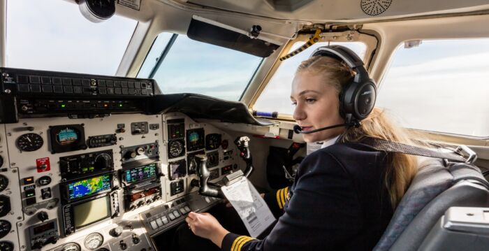 在男性主导的航空业 英女飞行员谈追逐梦想