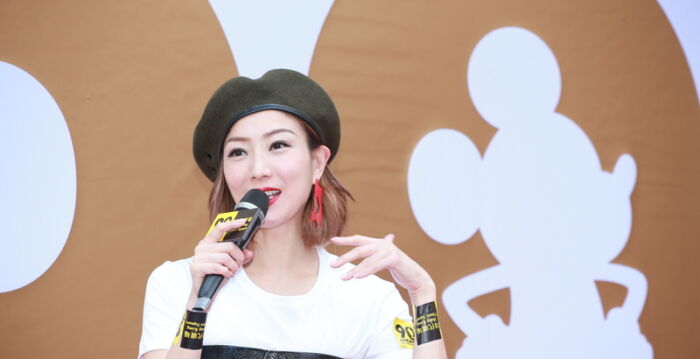 郑秀文腰部受伤痛到坐轮椅 沉寂2周公开近况