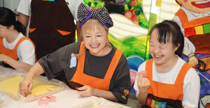 天秤座寿星金智娟与米非做饼干 一起庆生散播爱