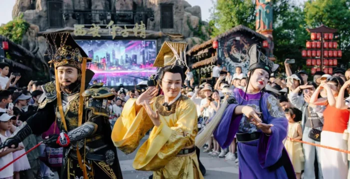 大陆影视业低迷 演员在景区表演 赚钱养家