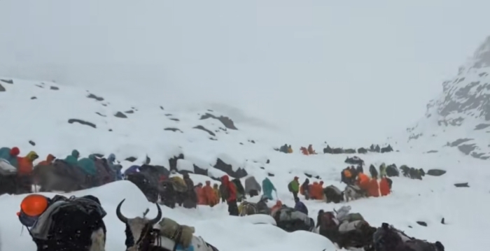 珠峰东坡营地突降暴雪 传近千人受困