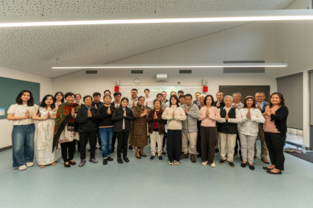 西澳年輕法輪功學員謝師恩 祝李大師中秋快樂