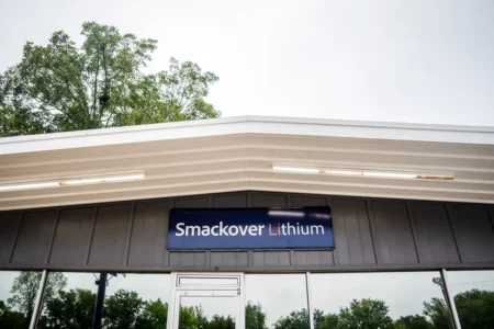2025年9月24日,阿肯色州路易斯維爾的斯馬克沃爾鋰業公司(Smackover Lithium)辦公地點。該公司稱在其位於路易斯維爾南部的西南阿肯色項目中,將要建成美國產能最高的鋰提取廠。(Samira Bouaou/The Epoch Times)
